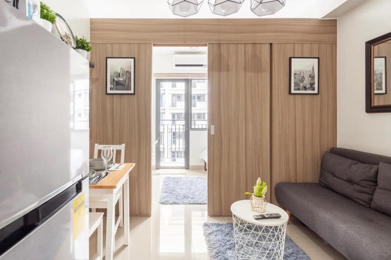 Shore 2 Apartment With Balcony マニラ市 エクステリア 写真