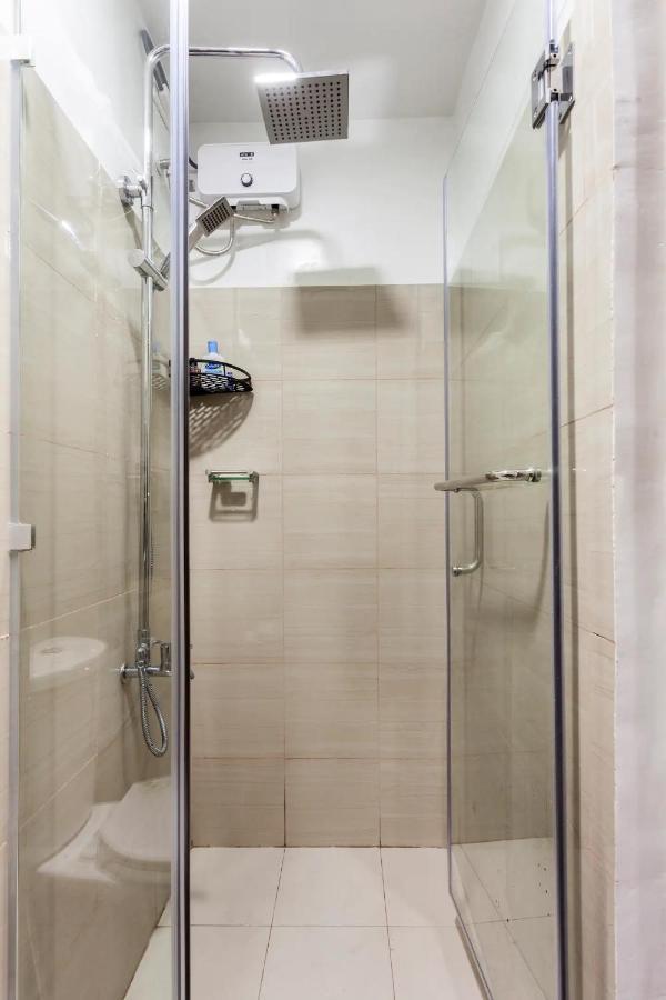 Shore 2 Apartment With Balcony マニラ市 エクステリア 写真